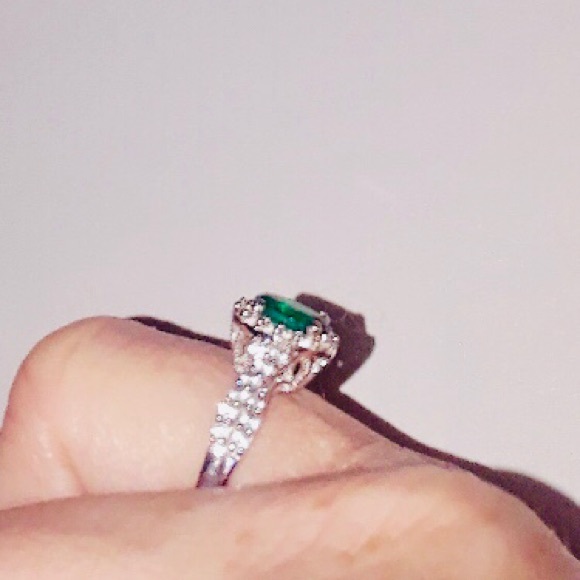 ❌❌❌SOLD❌❌❌GOLD GREEN AND WHITE SAPPHIRE RING - Picture 3 of 8